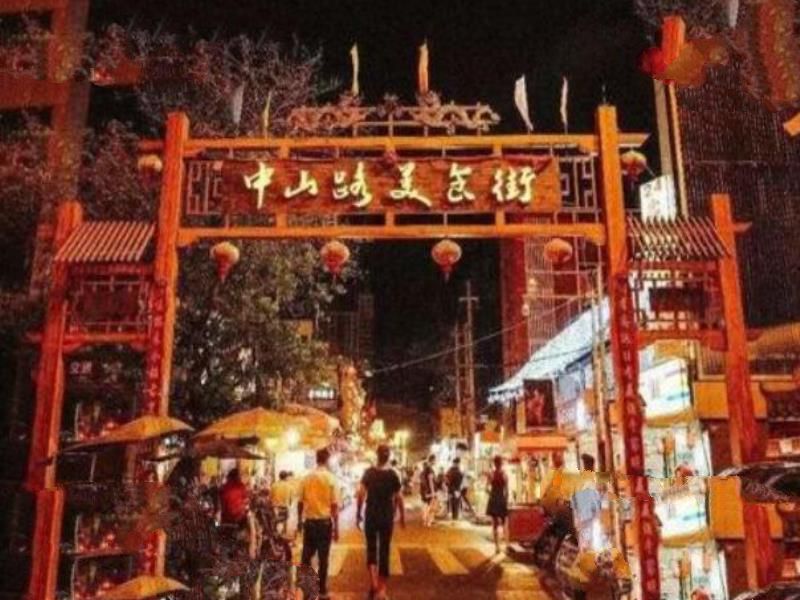 中国十大知名美食街，回民街上榜，第一是北京最古老街区之一