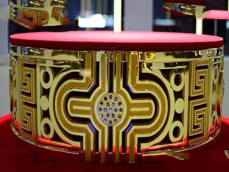世界最大足金：82.2公斤 镶嵌76颗蓝宝石
