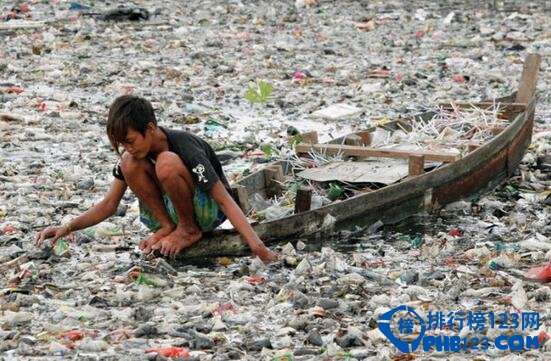 世界上最脏的河流 印尼芝塔龙河(捡垃圾的收入比捕鱼更高)