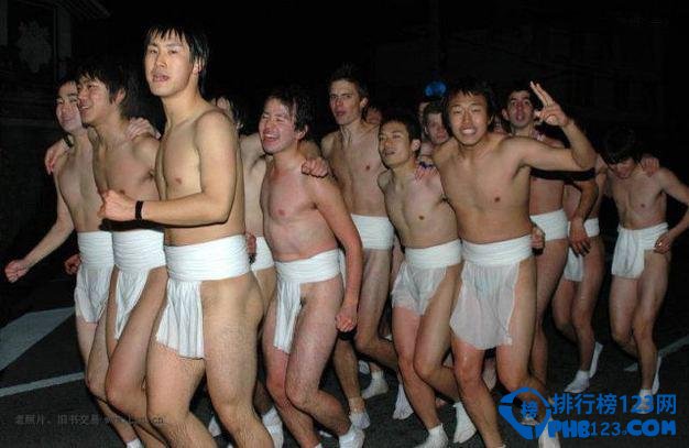 裸居时代：世界上最大的裸体小镇你敢去吗？