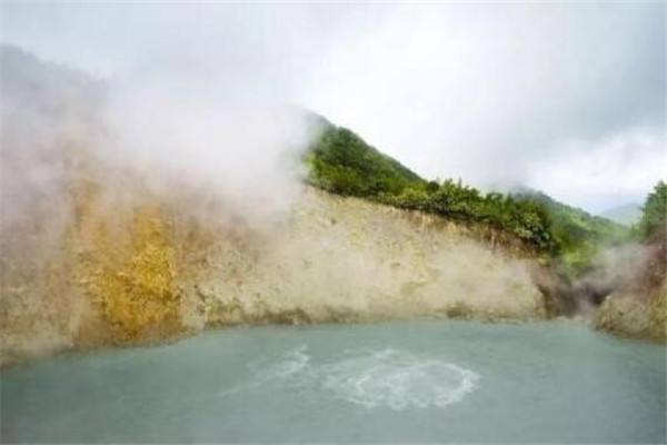 世界十大最奇特的湖泊 死海上榜，沸湖底下像有炉子在加热