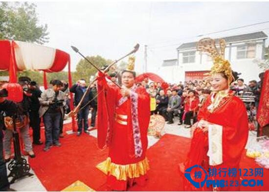 世界十大最奇葩的婚礼习俗 入洞房竟要老人在床下指导