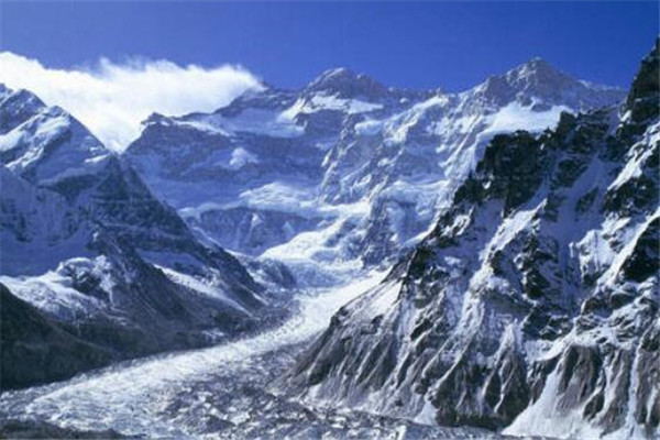 世界十大高的山 乔戈里峰地势极为陡峭，第三又被称为杀手山
