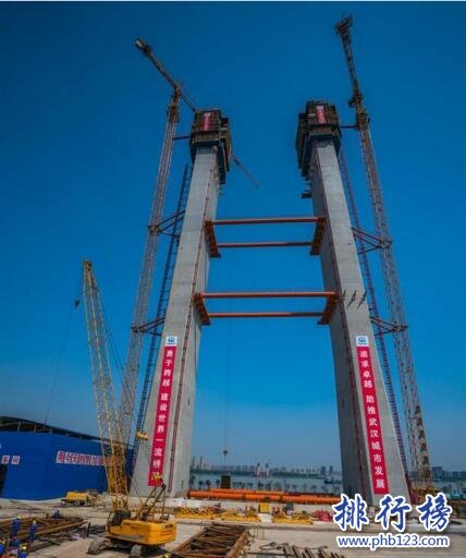 世界上跨度最大的双层悬索桥：武汉杨泗港长江大桥(双层双向10车道)
