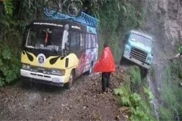 世界十大最危险道路 云驾路频发意外事件，第八位于活火山旁