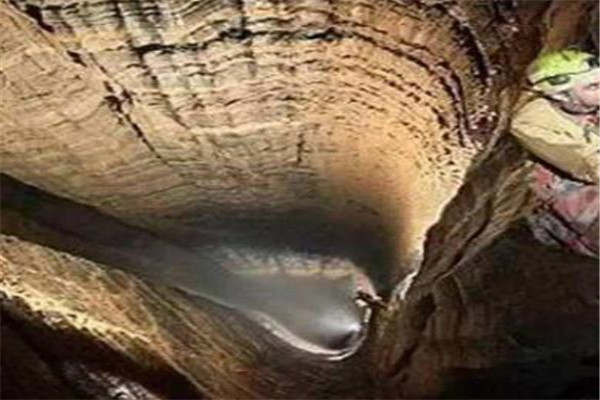 探秘世界最神秘的十大洞穴 天星村深洞深不见底（1026米）