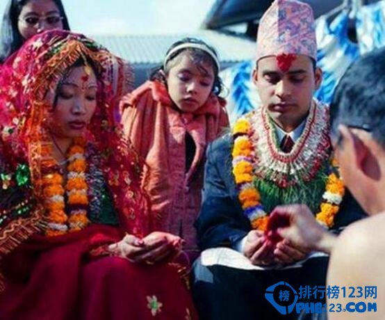 世界十大最奇葩的婚礼习俗 入洞房竟要老人在床下指导