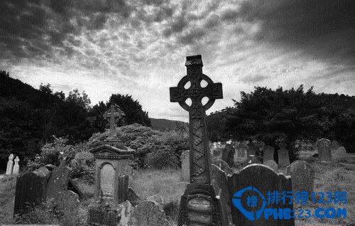 世界最恐怖的九大墓地 最阴冷的墓地尸横遍野