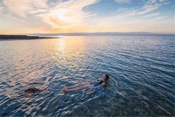 世界十大最奇特的湖泊 死海上榜，沸湖底下像有炉子在加热