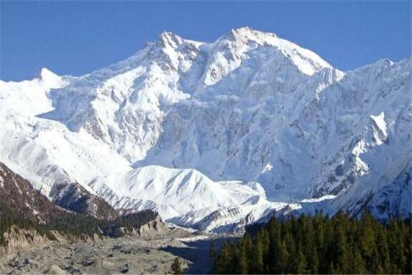 世界十大高的山 乔戈里峰地势极为陡峭，第三又被称为杀手山
