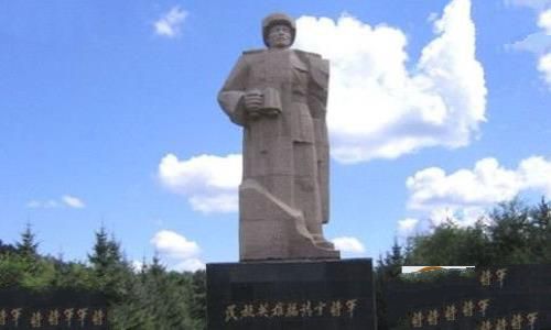 杨靖宇铜像