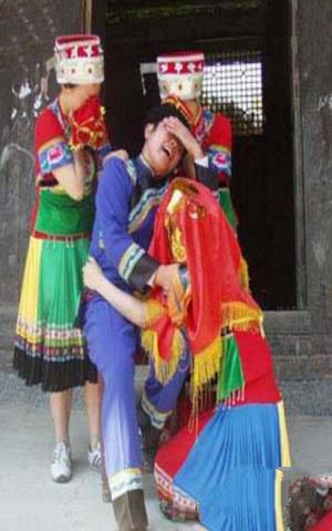 湘西邪事落花洞女，被洞神偷魂疯痴至死(想嫁给神)