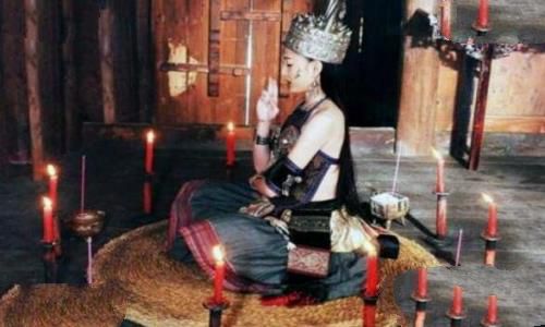 湘西邪事落花洞女，被洞神偷魂疯痴至死(想嫁给神)