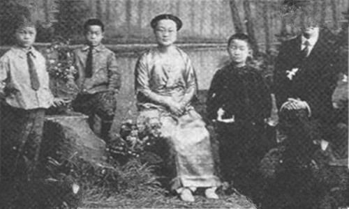 章士钊与夫人吴若男及三子合照