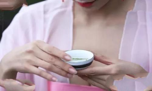 皇帝每天都要冲洗“龙沟”,这个“龙沟”指的是什么意思?为何宫女都要抢着伺候? 皇帝每天都要冲洗“龙沟”,这个“龙沟”指的是什么意思?为何宫女都要抢着伺候?