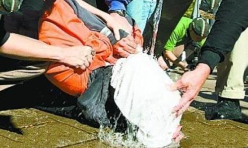 什么是水刑，毛巾盖住脸不断浇水(让人感觉窒息生不如死)
