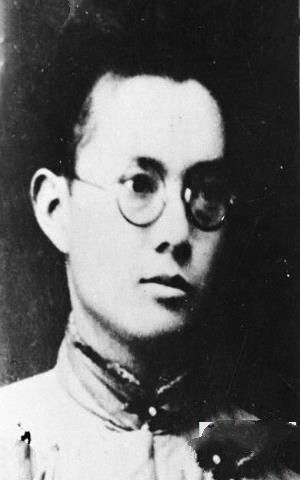 何孟照片