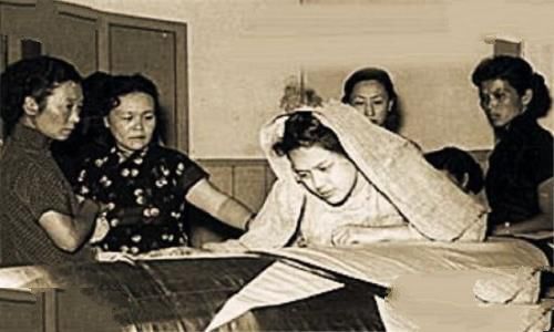 汤恩伯女儿为父亲哭灵图片