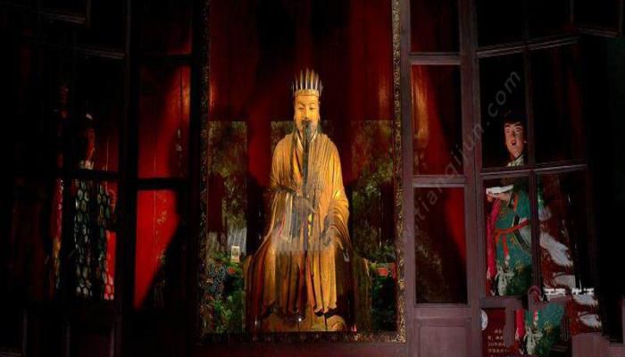 功盖三分国名成八阵图的古代人物是谁 功盖三分国名成八阵图的古代人物指的是谁