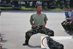 【扎马步的正确姿势图】扎马步标准动作图解