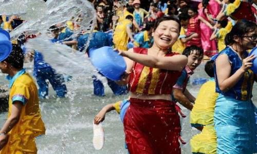 解析傣族泼水节的由来，为纪念英雄南粽布(傣历的新年)