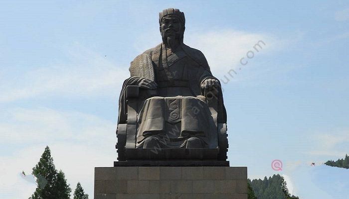 功盖三分国名成八阵图的古代人物是谁 功盖三分国名成八阵图的古代人物指的是谁