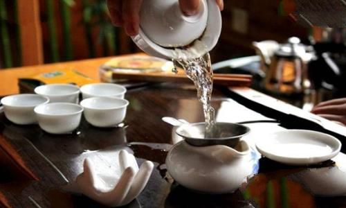 皇帝每天都要冲洗“龙沟”,这个“龙沟”指的是什么意思?为何宫女都要抢着伺候? 皇帝每天都要冲洗“龙沟”,这个“龙沟”指的是什么意思?为何宫女都要抢着伺候?