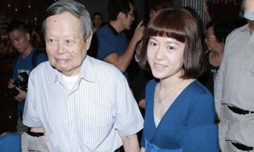 96岁高龄的杨振宁喜得一女？杨振宁与翁帆现身证实