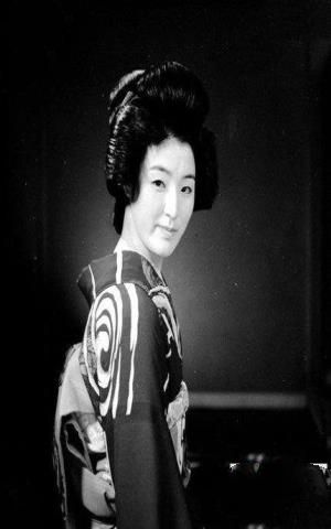 战败后萧条的日本艺妓服务业(5)