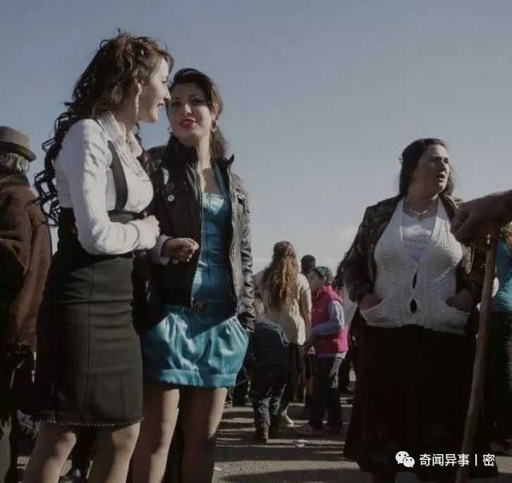 世界上最奇特的小镇，百姓都生活在地下，背后原因让人无奈