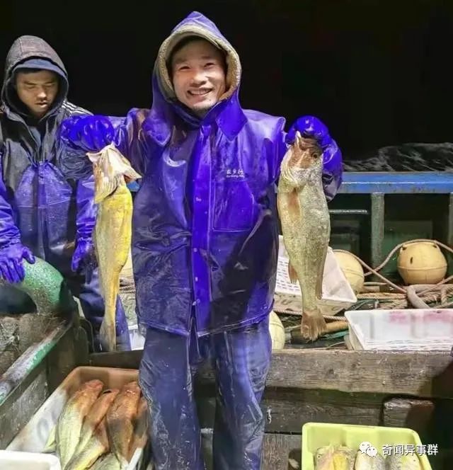 农村小伙误把河中巨蛇当木头，骑上去后对人说：我不行了