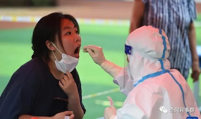 丢人啊！洛杉矶两位华人大妈夜晚，偷摘别人家院子里的枣子