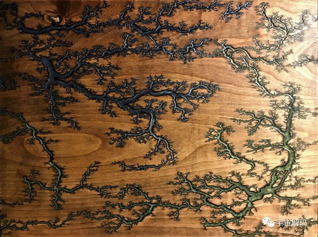 有“生命”的珠链：往盘子里通上高压电，有趣的现象发生了