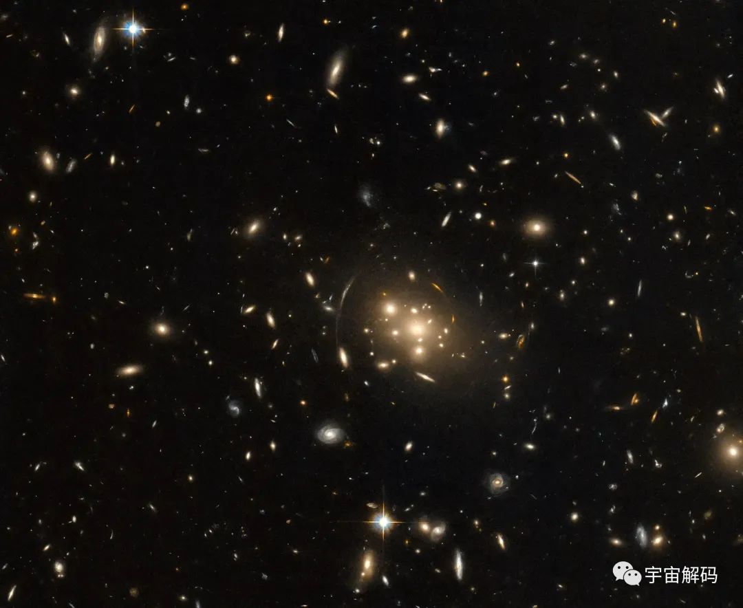 哈勃望远镜观察到巨型星系团SPT-CL J0019-2026被引力透镜所扭曲