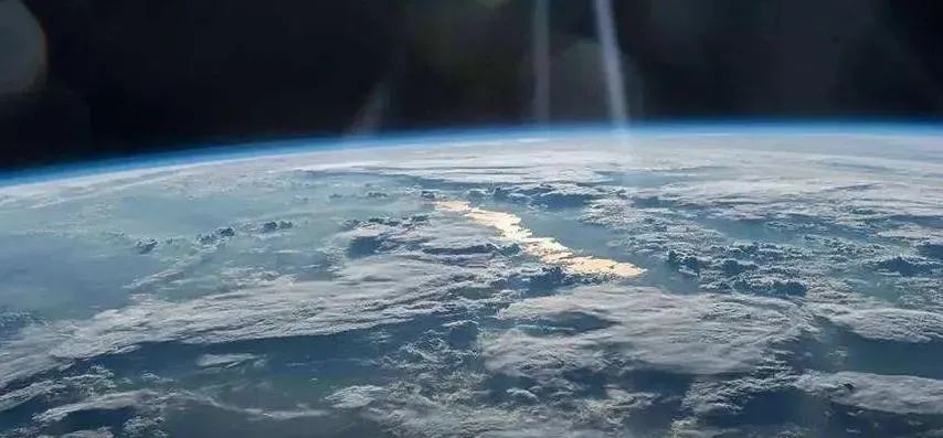 地球大气最外层的逃逸层每年都有很多大气逃逸到太空，为什么我们的大气压始终未变？