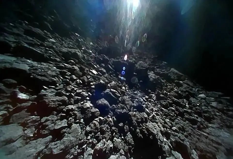探测器近距离拍摄龙宫表面，难以置信，这就是真实的小行星