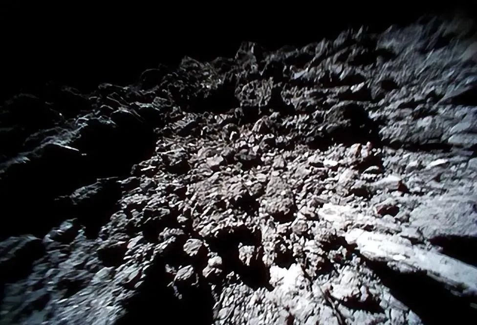 探测器近距离拍摄龙宫表面，难以置信，这就是真实的小行星