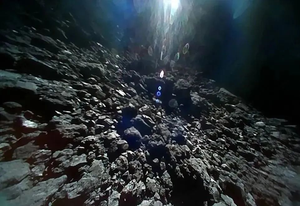 探测器近距离拍摄龙宫表面，难以置信，这就是真实的小行星
