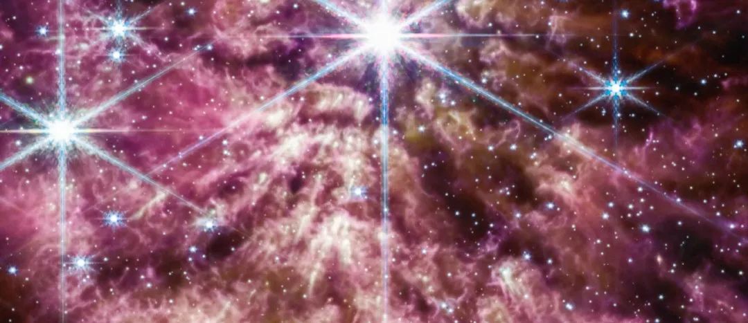 1万5千光年外，一颗快要死亡的恒星！被韦伯拍到罕见时刻