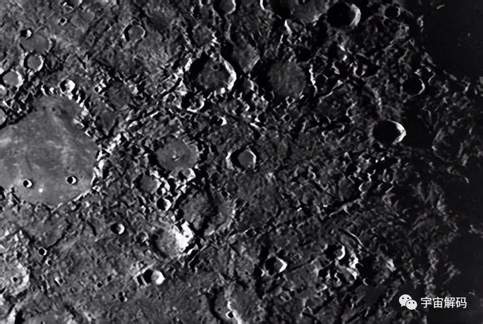 水星距离太阳最近，白天温度高达432℃，却储存了一万亿吨水？