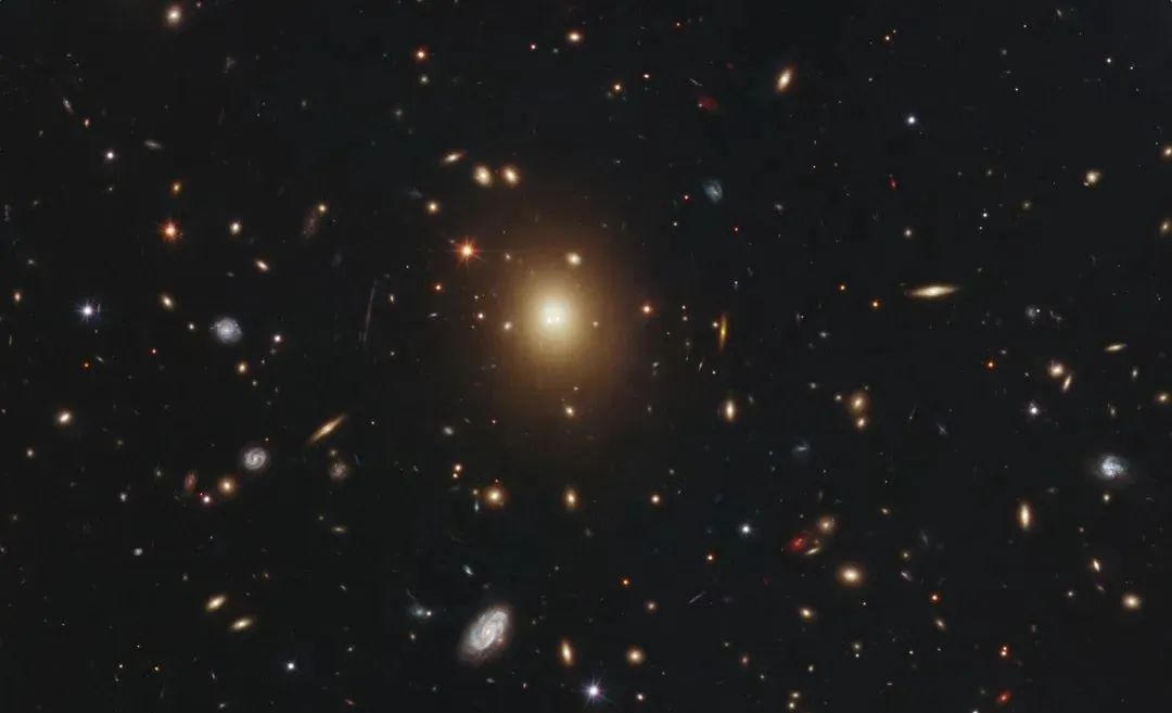 75亿光年外，有什么东西似乎逃离了星系，哈勃疑似拍到尾迹