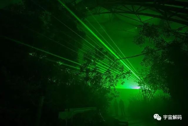 夏威夷天空的巨大绿色激光墙是啥？