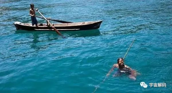 一辈子生活在水里莫肯人，永远不敢上岸，身体已经开始“进化”