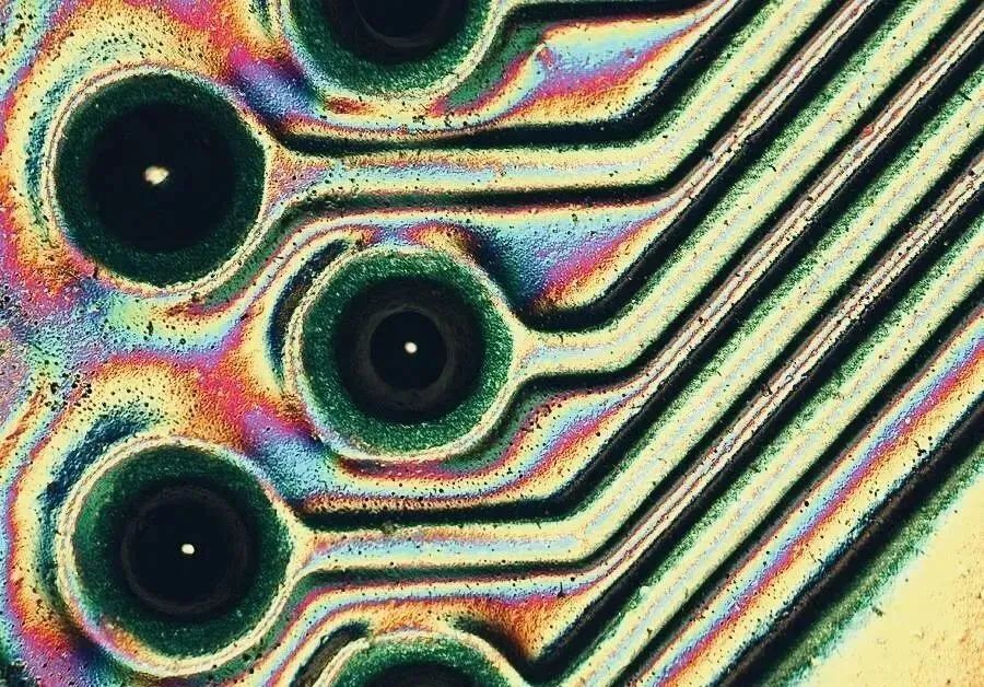 25张微观视图——显微镜看到的世界上最小的人类头发雕塑
