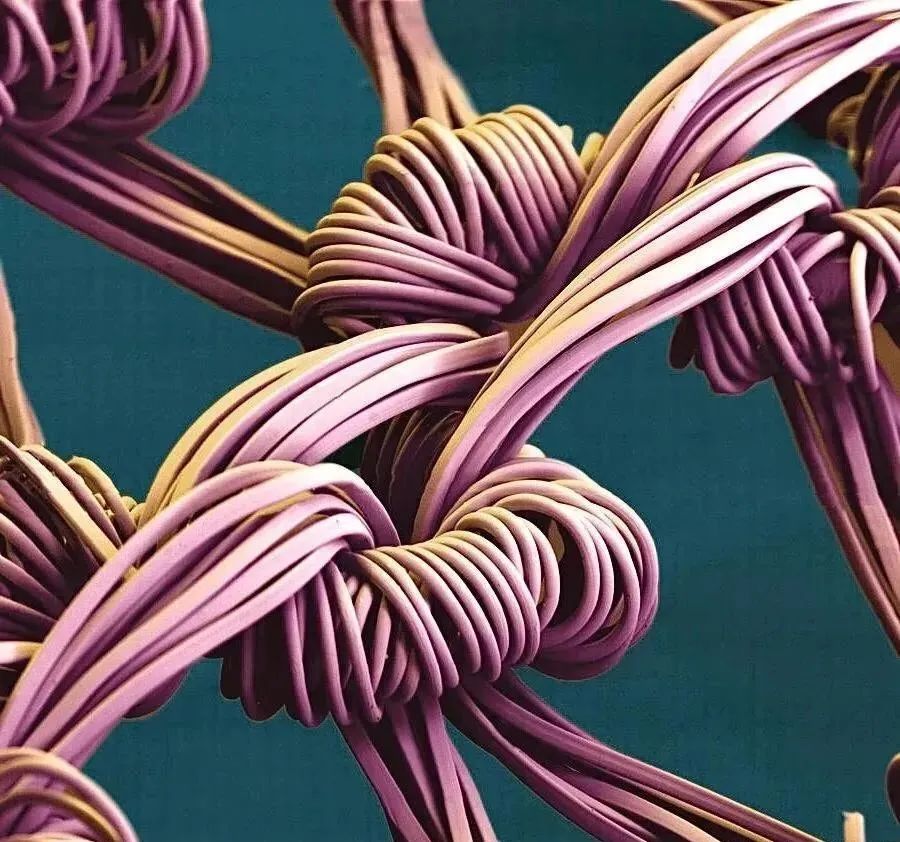 25张微观视图——显微镜看到的世界上最小的人类头发雕塑