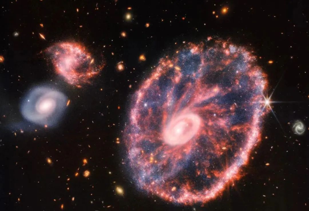 遥远深空，一个罕见的圆环！宇宙竟有如此古怪的星系