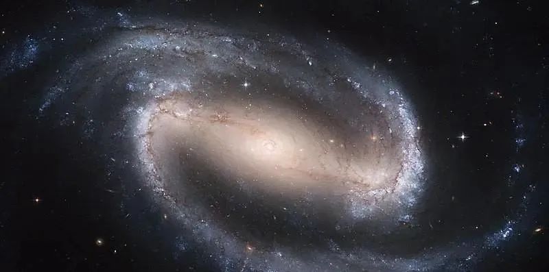 遥远深空，一个罕见的圆环！宇宙竟有如此古怪的星系