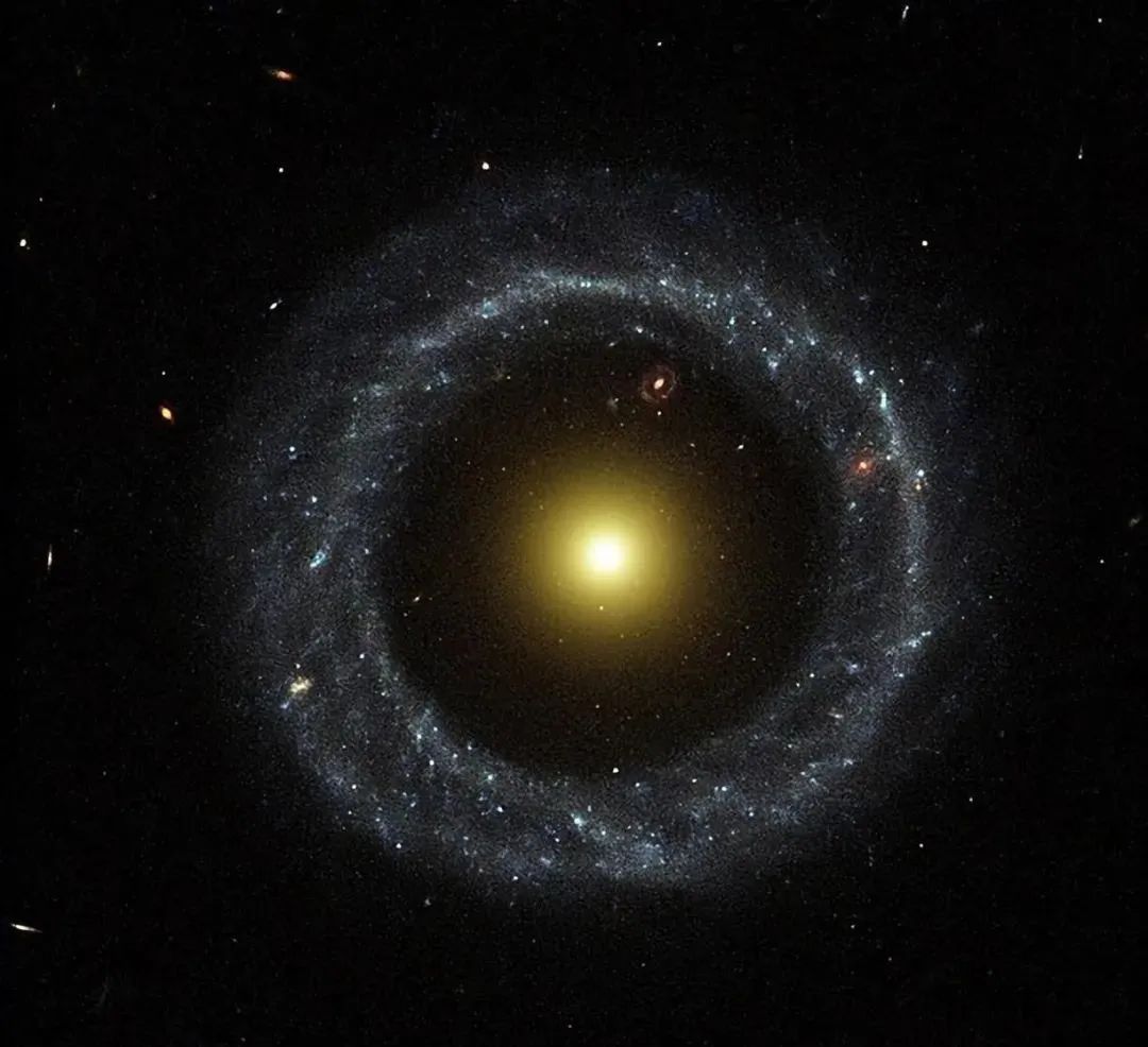 遥远深空，一个罕见的圆环！宇宙竟有如此古怪的星系
