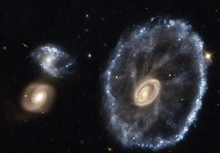 遥远深空，一个罕见的圆环！宇宙竟有如此古怪的星系