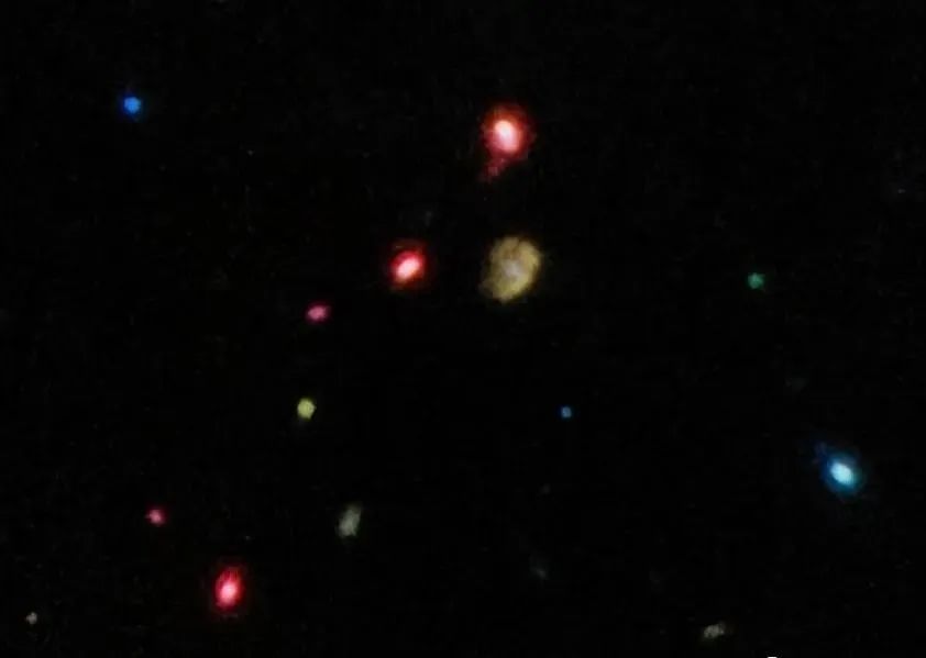 遥远深空，一个罕见的圆环！宇宙竟有如此古怪的星系